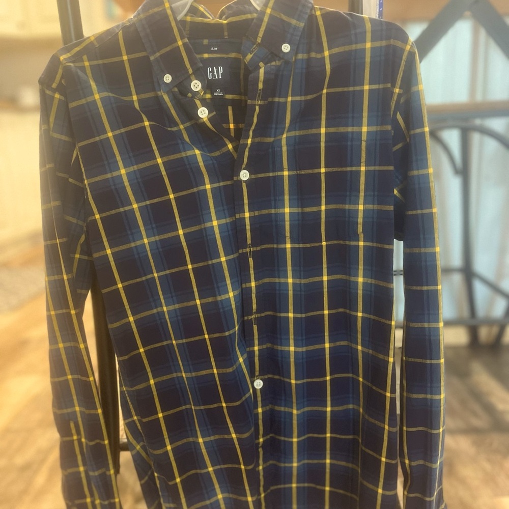 Men’s button down Gap dress shirt